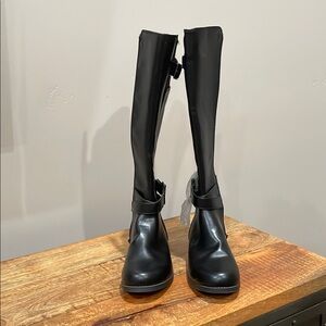 JF J.Ferrar Black Boots with Streamlined Design